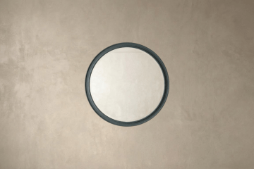 Peilit lakatussa kehyksessä