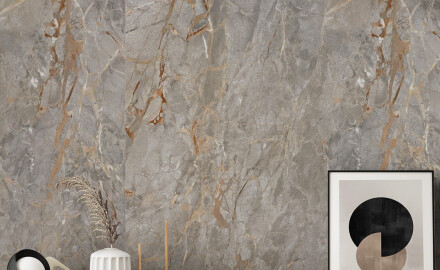 Suurikokoinen 120x280-kokoinen harmaa marmorikuvioinen keraaminen laatta, jossa on kultaisia suonia, kiiltävä pinta, A4H721 Sarankolin